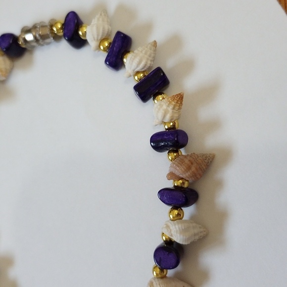 Dainty natural shell and purple jade with gold tone beads bracelet. - Picture 5 of 6
